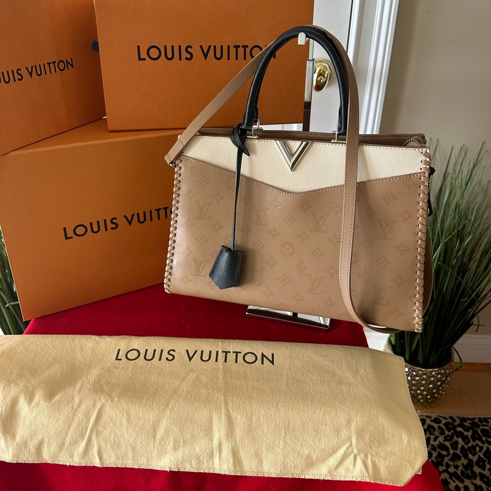 AUTHENTIC LOUIS VUITTON VERY ZIPPED TOTE HANDBAG.